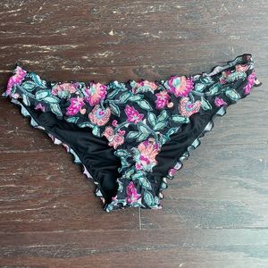 Shade and Shore ruffled bikini bottoms. Cheeky coverage. Medium. Never worn!